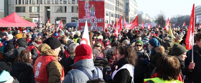 Almanya'da kamu çalışanları uyarı grevi yaptı