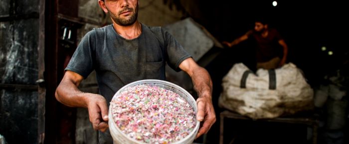 Gazze'de plastik atıklardan hasır üretimi