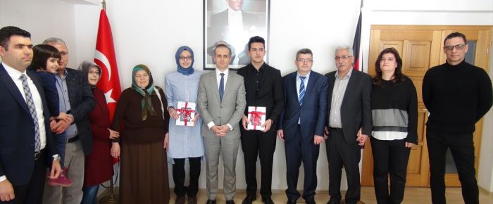 Köln'de başarılı Türk öğrenciler ödüllendirildi